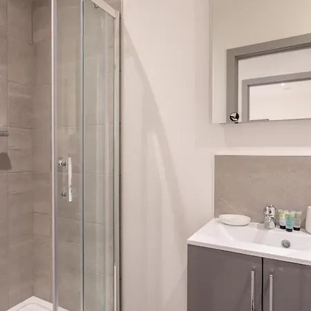 Fantastic 1 Bedroom Апартаменты *