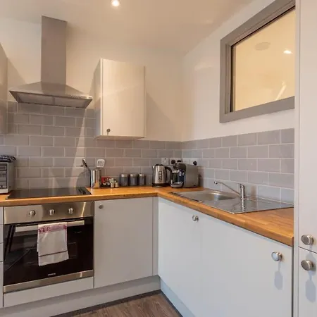 Fantastic 1 Bedroom Лидс